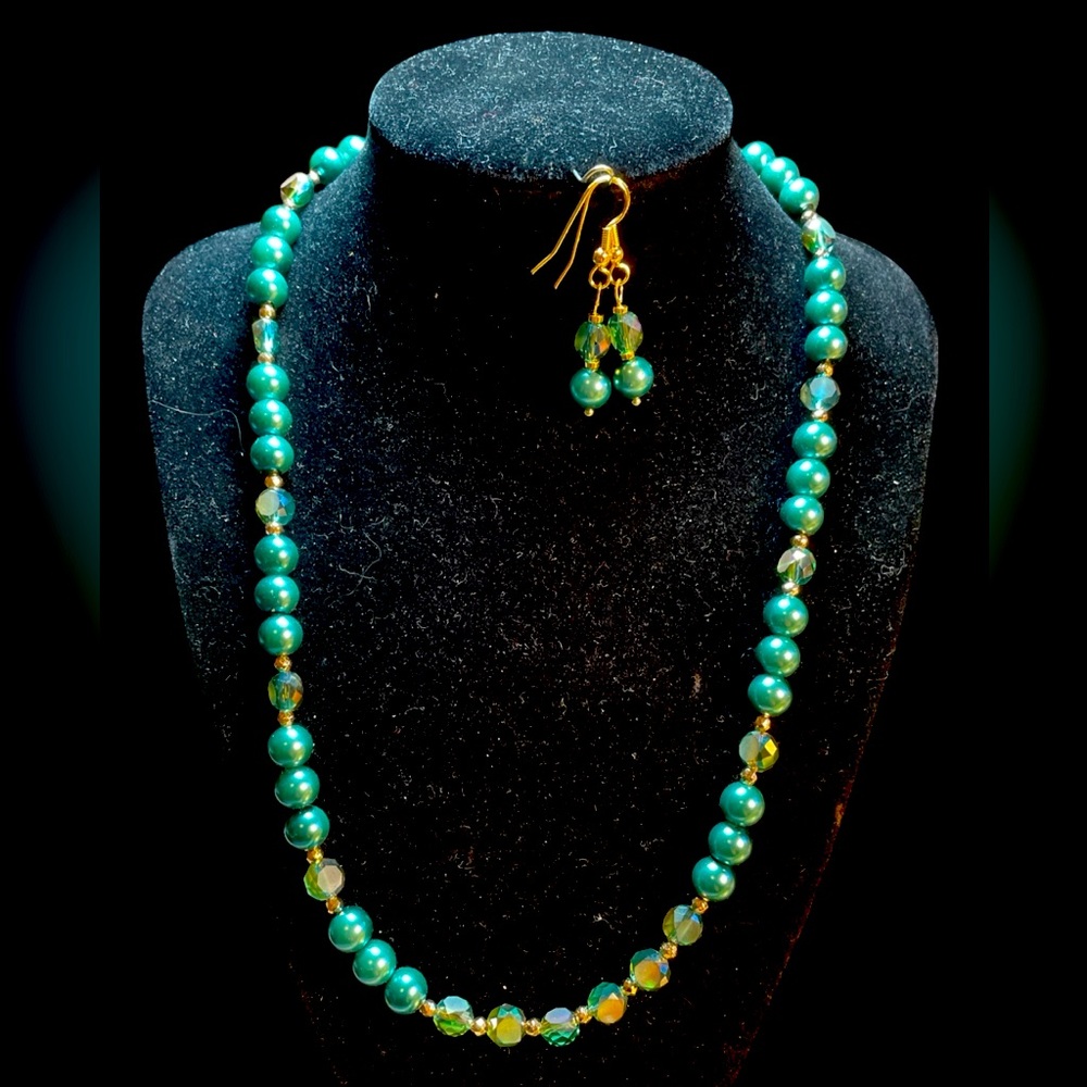 ✔️✔️Elegant Teal Glass Pearl and faceted Crystal Necklace and Earring Set